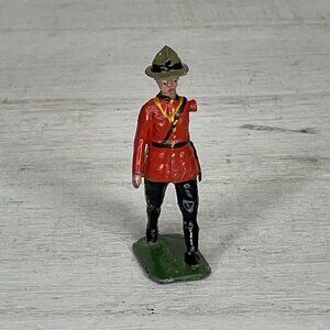 BRITAINS FROM SET NO. 1554 ROYAL CANADIAN MOUNTIE POLICEMAN - RARE 2.5” READ
